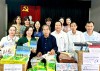 Hội Nhà văn Việt Nam trao tặng sách cho Nhà trường.