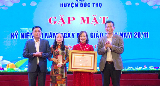Trường THCS Hoàng Xuân Hãn đón nhận Huân chương Lao động hạng Nhất.